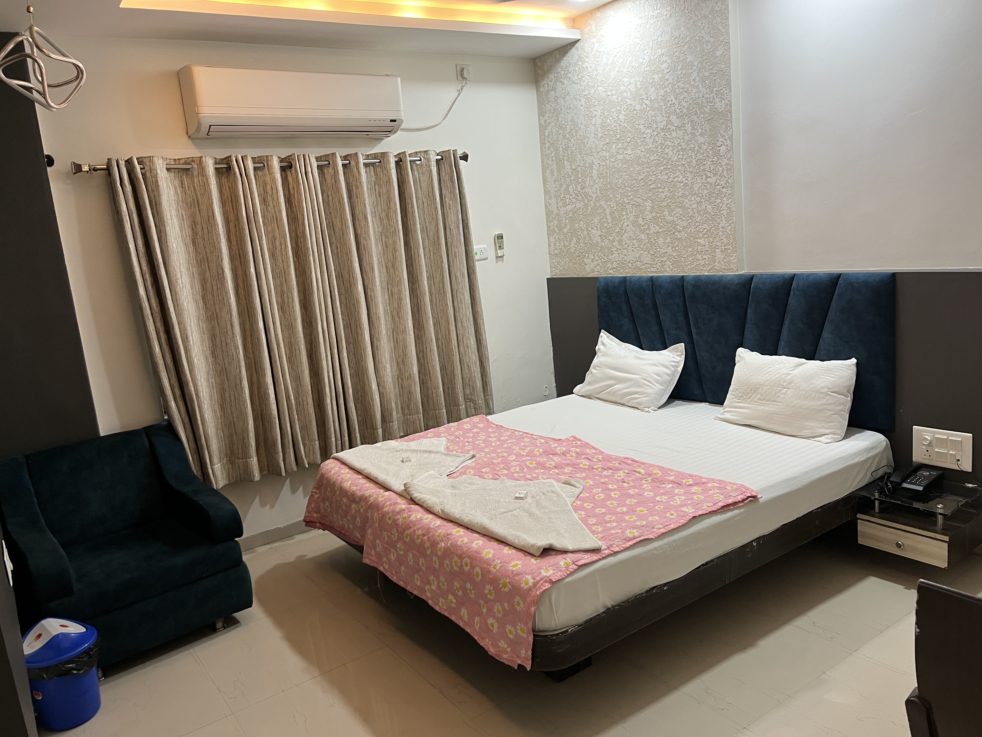 Well-furnished guest room at Hotel Green Plaza