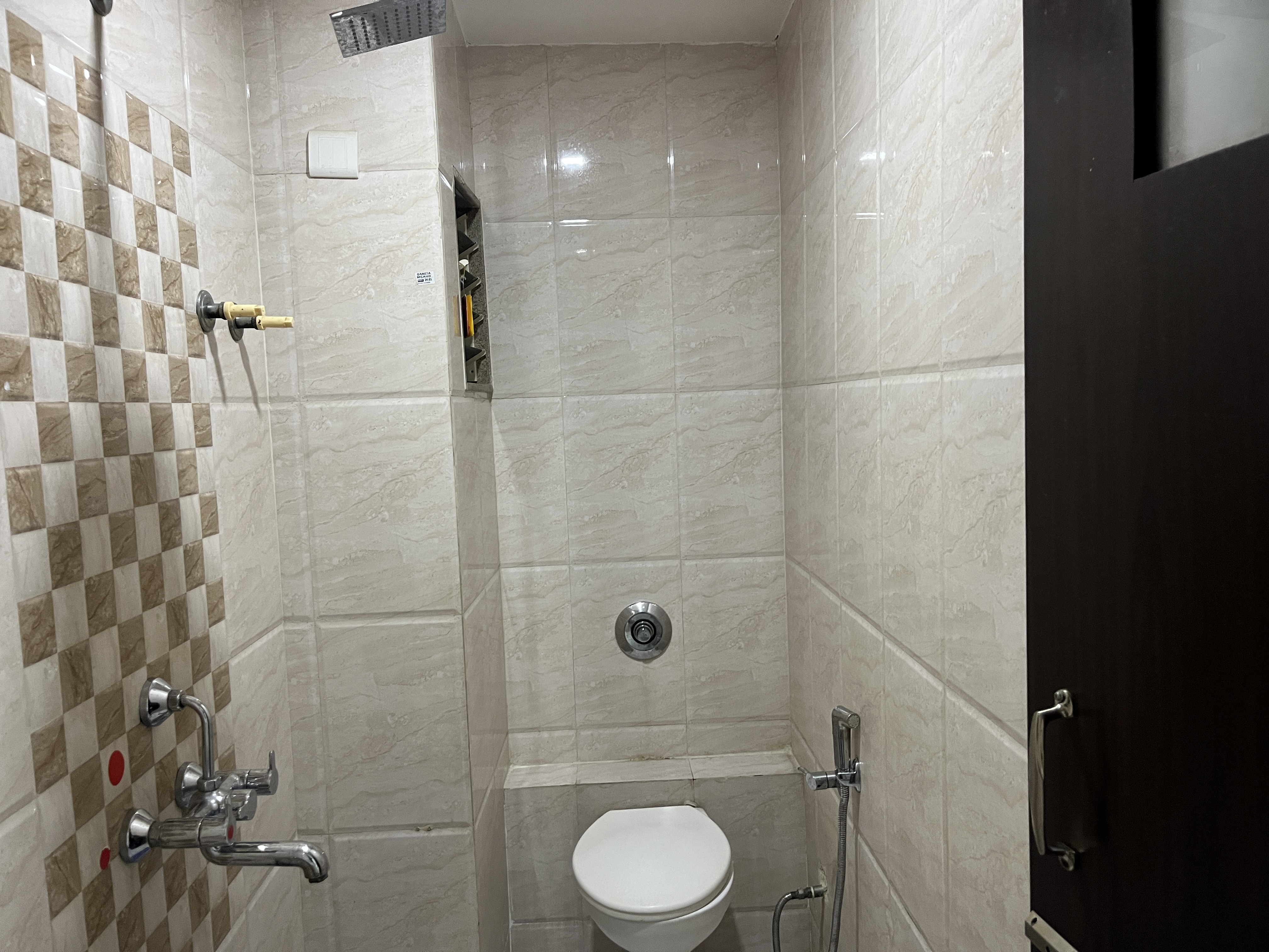 Attached bathroom in a guest room at Hotel Green Plaza